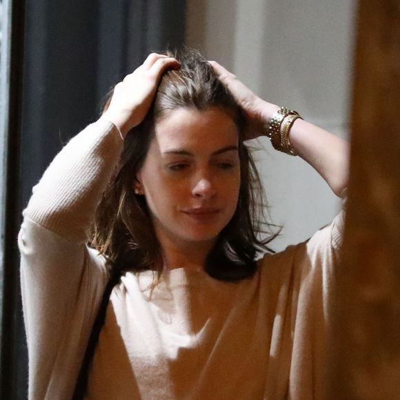 Exclusif - Anne Hathaway enceinte de son deuxième enfant et son mari Adam Shulman ont un double rendez-vous avec des amis au restaurant Jinpachi Sushi à West Hollywood. Los Angeles, le 26 juillet 2019.