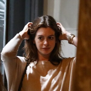 Exclusif - Anne Hathaway enceinte de son deuxième enfant et son mari Adam Shulman ont un double rendez-vous avec des amis au restaurant Jinpachi Sushi à West Hollywood. Los Angeles, le 26 juillet 2019.