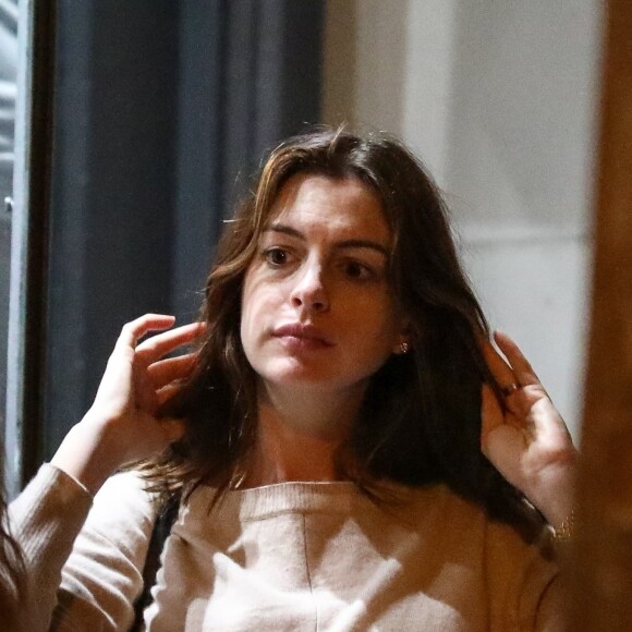 Exclusif - Anne Hathaway enceinte de son deuxième enfant et son mari Adam Shulman ont un double rendez-vous avec des amis au restaurant Jinpachi Sushi à West Hollywood. Los Angeles, le 26 juillet 2019.