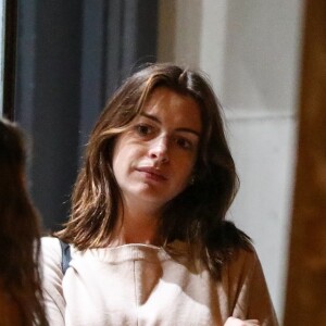 Exclusif - Anne Hathaway enceinte de son deuxième enfant et son mari Adam Shulman ont un double rendez-vous avec des amis au restaurant Jinpachi Sushi à West Hollywood. Los Angeles, le 26 juillet 2019.