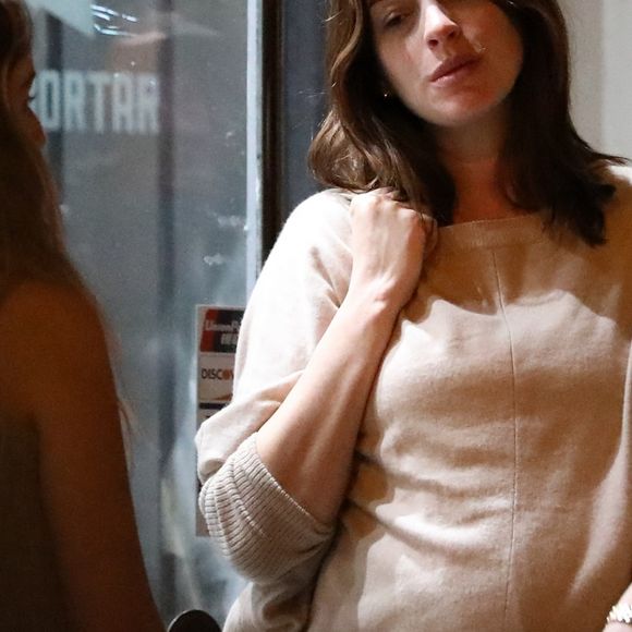 Exclusif - Anne Hathaway enceinte de son deuxième enfant et son mari Adam Shulman ont un double rendez-vous avec des amis au restaurant Jinpachi Sushi à West Hollywood. Los Angeles, le 26 juillet 2019.