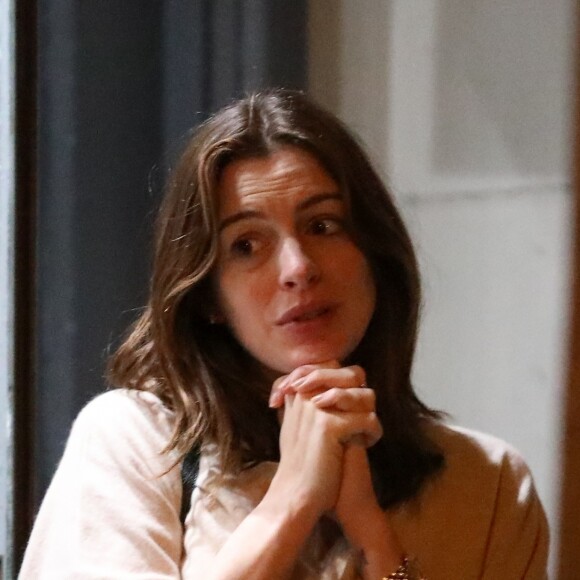Exclusif - Anne Hathaway enceinte de son deuxième enfant et son mari Adam Shulman ont un double rendez-vous avec des amis au restaurant Jinpachi Sushi à West Hollywood. Los Angeles, le 26 juillet 2019.