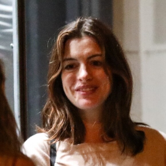 Exclusif - Anne Hathaway enceinte de son deuxième enfant et son mari Adam Shulman ont un double rendez-vous avec des amis au restaurant Jinpachi Sushi à West Hollywood. Los Angeles, le 26 juillet 2019.