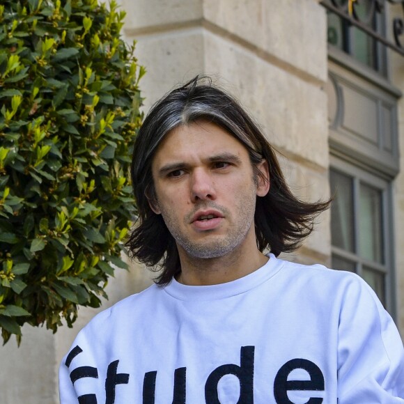 Exclusif - Orelsan porte un sweatshirt blanc avec le logo de la marque Etudes, il arrive au Ritz, Paris, le 11 avril 2019.
