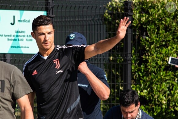 Cristiano Ronaldo salue ses fans alors qu'il arrive au stade Allianz pour une visite médicale, à Turin en Italie, le 13 juillet 2019.