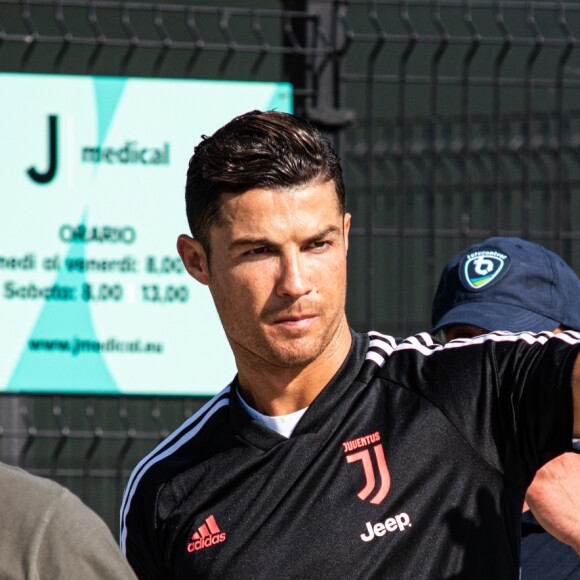 Cristiano Ronaldo salue ses fans alors qu'il arrive au stade Allianz pour une visite médicale, à Turin en Italie, le 13 juillet 2019.