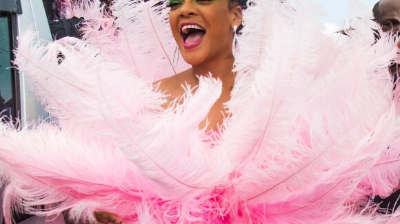 Rihanna : En robe rose à plumes, elle électrise la Barbade