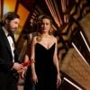 Casey Affleck reçoit l'Oscar du meilleur acteur pour le film 'Manchester by the Sea' sous les yeux de Brie Larson, le 26 février 2017.