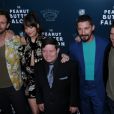 John Hawkes, Tyler Nilson, Dakota Johnson, Zack Gottsagen, Shia LaBeouf, Mike Schwartz - Dakota Johnson signe des autographes à la première du film "The Peanut Butter Falcon" à Hollywood, le 1er août 2019.