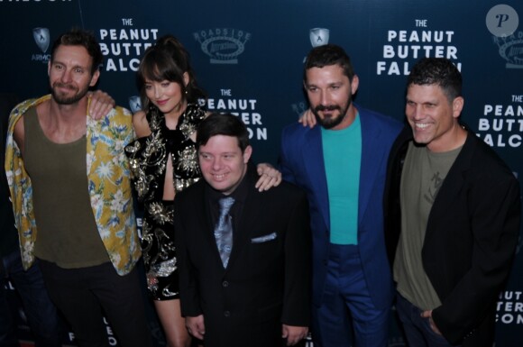 John Hawkes, Tyler Nilson, Dakota Johnson, Zack Gottsagen, Shia LaBeouf, Mike Schwartz - Dakota Johnson signe des autographes à la première du film "The Peanut Butter Falcon" à Hollywood, le 1er août 2019.