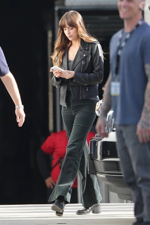 Exclusif - Dakota Johnson - Arrivée des acteurs au Microsoft Theater pour le tournage du film "Covers" à Los Angeles, le 15 juillet 2019.