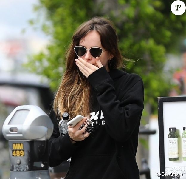 Exclusif - Dakota Johnson se rend à son cours de yoga à los Angeles le 7 juillet 2019.