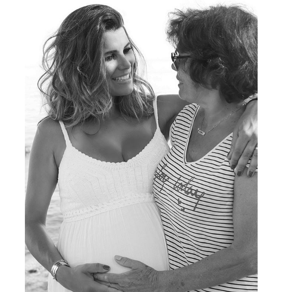 Karine Ferri, enceinte de sa fille Claudia, avec sa maman sur Instagram, le 26 mai 2019.