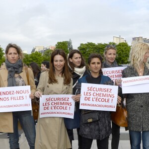 Mia Frye, Aure Atika, Maud Fontenoy, Elsa Zylberstein, Géraldine Nakache, Alexandra Lamy, Sandrine Kiberlain et Lisa Azuelos - Marche de femmes, place du Trocadéro, à l'initiative de l'écrivain Amanda Sthers pour appeler à la libération de jeunes filles enlevées par le groupe Boko Haram au Nigéria. Paris le 13 mai 2014