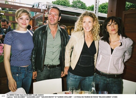 Jean Dujardin, Alexandra Lamy, Aure Atika et Marion Cotillard à Roland Garros, en 2004. 