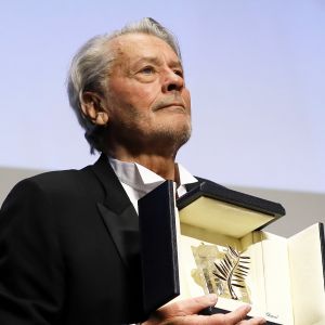 Alain Delon (avec un badge Paris Match d'une ancienne couverture du magazine titrant "Alain Delon, mes deux amours, Rosalie et Anouchka) - Remise de la Palme d'Honneur à Alain Delon lors du 72ème Festival International du Film de Cannes. On may 19th 2019 © Jacovides-Moreau / Bestimage