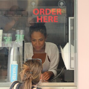 Christina Milian, enceinte, travaille dans son food-truck 'Beignet Box Truck' à Studio City, le 9 août 2019.
