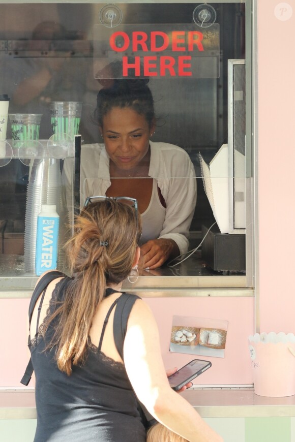 Christina Milian, enceinte, travaille dans son food-truck 'Beignet Box Truck' à Studio City, le 9 août 2019.