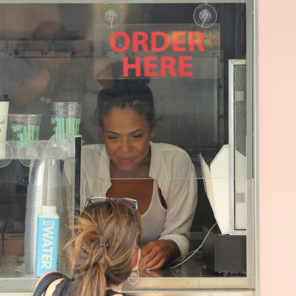 Christina Milian, enceinte, travaille dans son food-truck 'Beignet Box Truck' à Studio City, le 9 août 2019.