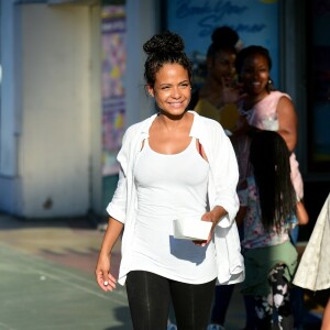 Christina Milian, enceinte, travaille dans son food-truck 'Beignet Box Truck' à Studio City, le 9 août 2019.