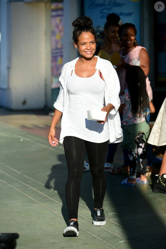 Christina Milian, enceinte, travaille dans son food-truck 'Beignet Box Truck' à Studio City, le 9 août 2019.
