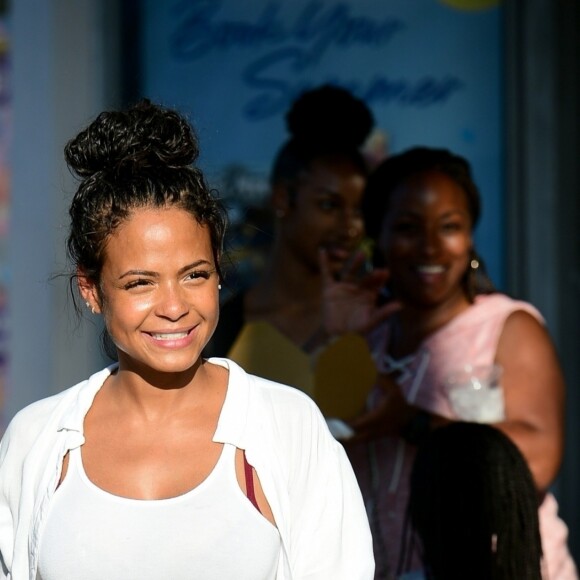 Christina Milian, enceinte, travaille dans son food-truck 'Beignet Box Truck' à Studio City, le 9 août 2019.