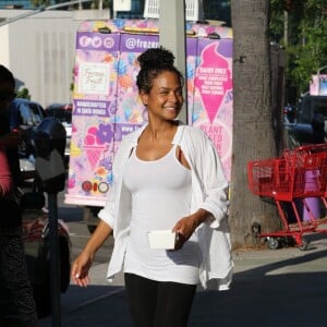 Christina Milian, enceinte, travaille dans son food-truck 'Beignet Box Truck' à Studio City, le 9 août 2019.