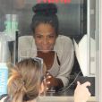 Christina Milian, enceinte, travaille dans son food-truck 'Beignet Box Truck' à Studio City, le 9 août 2019.