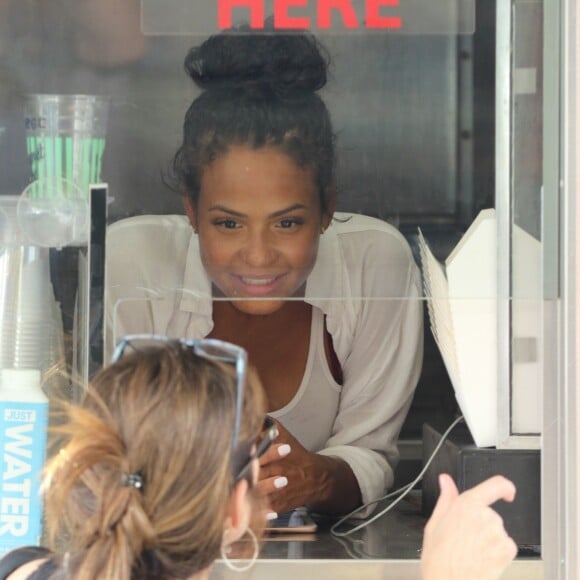 Christina Milian, enceinte, travaille dans son food-truck 'Beignet Box Truck' à Studio City, le 9 août 2019.