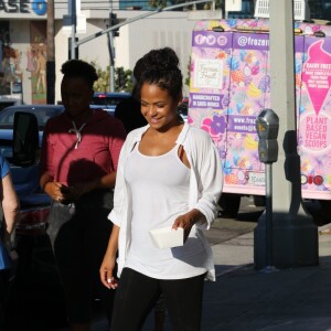 Christina Milian, enceinte, travaille dans son food-truck 'Beignet Box Truck' à Studio City, le 9 août 2019.