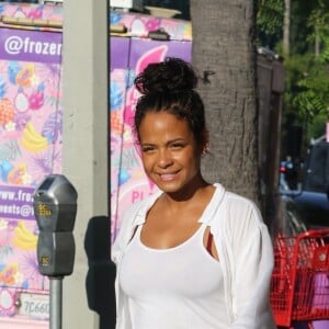 Christina Milian, enceinte, travaille dans son food-truck 'Beignet Box Truck' à Studio City, le 9 août 2019.