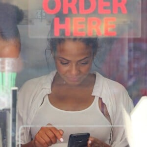 Christina Milian, enceinte, travaille dans son food-truck 'Beignet Box Truck' à Studio City, le 9 août 2019.