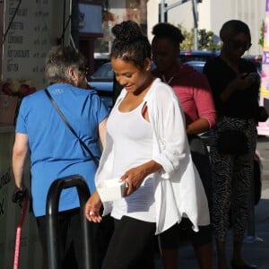 Christina Milian, enceinte, travaille dans son food-truck 'Beignet Box Truck' à Studio City, le 9 août 2019.