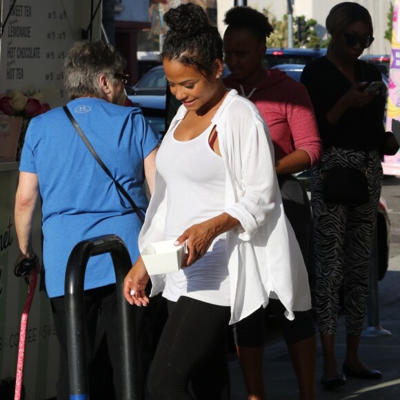 Christina Milian, enceinte, travaille dans son food-truck 'Beignet Box Truck' à Studio City, le 9 août 2019.