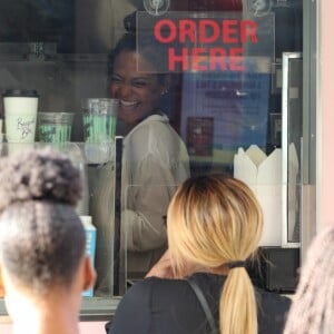 Christina Milian, enceinte, travaille dans son food-truck 'Beignet Box Truck' à Studio City, le 9 août 2019.