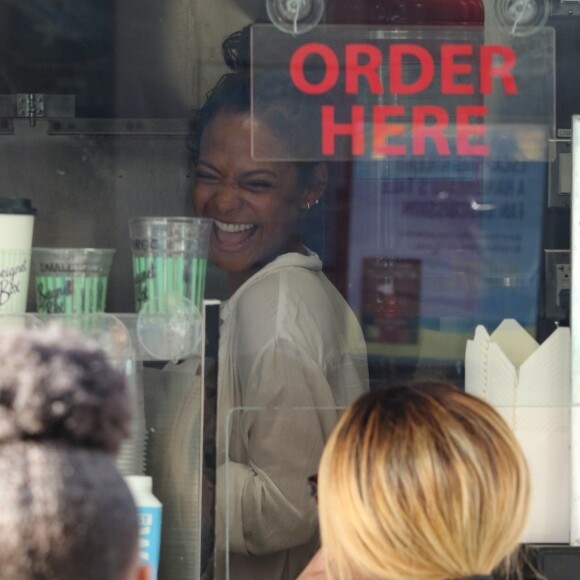 Christina Milian, enceinte, travaille dans son food-truck 'Beignet Box Truck' à Studio City, le 9 août 2019.