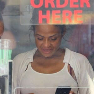 Christina Milian, enceinte, travaille dans son food-truck 'Beignet Box Truck' à Studio City, le 9 août 2019.