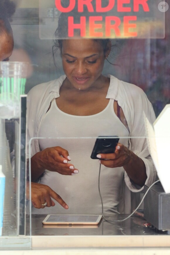 Christina Milian, enceinte, travaille dans son food-truck 'Beignet Box Truck' à Studio City, le 9 août 2019.