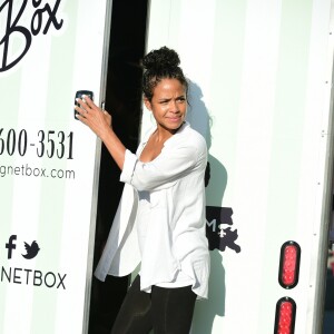 Christina Milian, enceinte, travaille dans son food-truck 'Beignet Box Truck' à Studio City, le 9 août 2019.