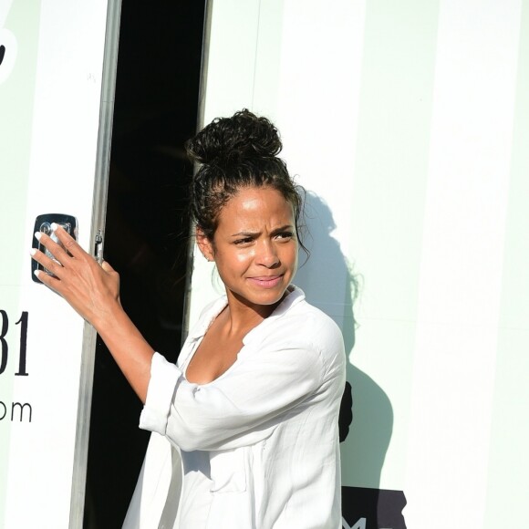 Christina Milian, enceinte, travaille dans son food-truck 'Beignet Box Truck' à Studio City, le 9 août 2019.
