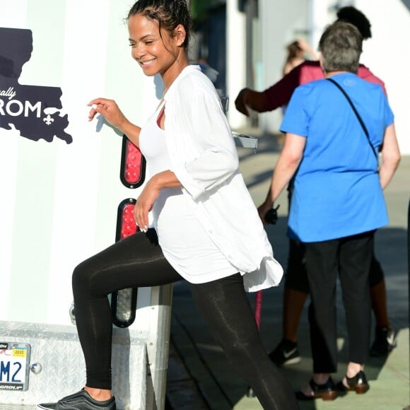 Christina Milian, enceinte, travaille dans son food-truck 'Beignet Box Truck' à Studio City, le 9 août 2019.