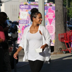 Christina Milian, enceinte, travaille dans son food-truck 'Beignet Box Truck' à Studio City, le 9 août 2019.