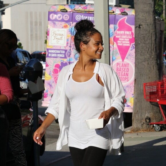 Christina Milian, enceinte, travaille dans son food-truck 'Beignet Box Truck' à Studio City, le 9 août 2019.