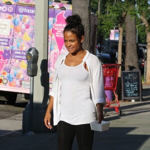 Christina Milian, enceinte, travaille dans son food-truck 'Beignet Box Truck' à Studio City, le 9 août 2019.