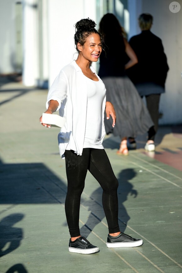 Christina Milian, enceinte, travaille dans son food-truck 'Beignet Box Truck' à Studio City, le 9 août 2019.