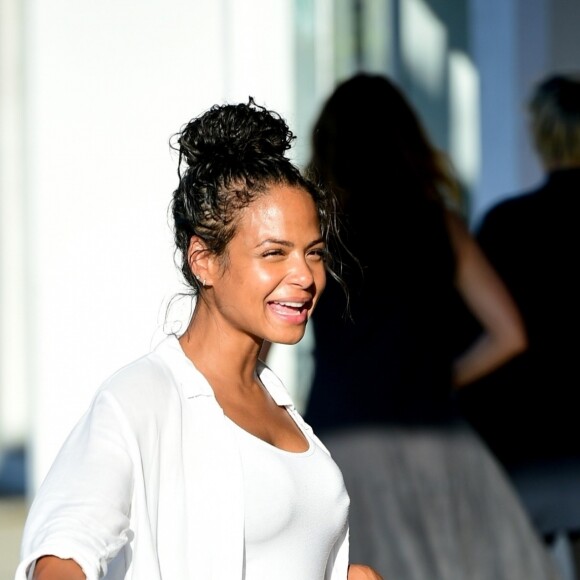 Christina Milian, enceinte, travaille dans son food-truck 'Beignet Box Truck' à Studio City, le 9 août 2019.