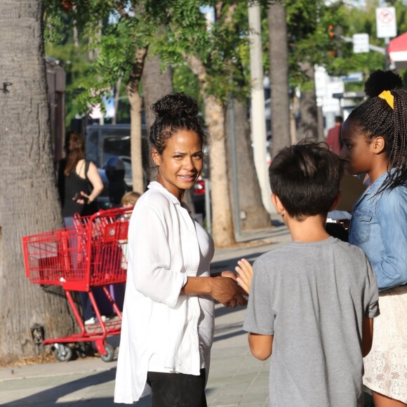 Christina Milian, enceinte, travaille dans son food-truck 'Beignet Box Truck' à Studio City, le 9 août 2019.