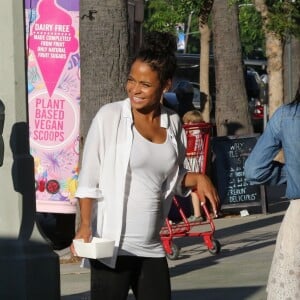 Christina Milian, enceinte, travaille dans son food-truck 'Beignet Box Truck' à Studio City, le 9 août 2019.