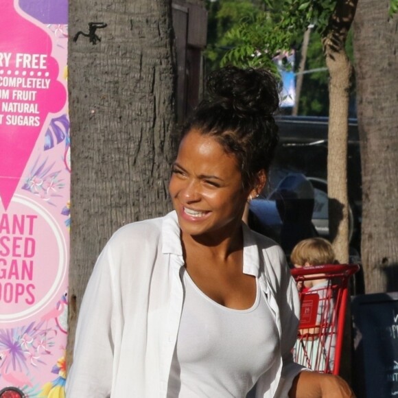 Christina Milian, enceinte, travaille dans son food-truck 'Beignet Box Truck' à Studio City, le 9 août 2019.