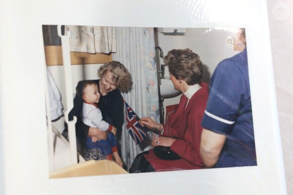 Le prince Harry, duc de Sussex, lors d'une visite à l'hôpital pour enfants de Sheffield le 25 juillet 2019 à Sheffield, en Angleterre le 25 juillet 2019. Le prince a visionné les photographies de sa mère, la princesse Diana, lors de sa visite il y a 30 ans à l'ouverture de l'hôpital.